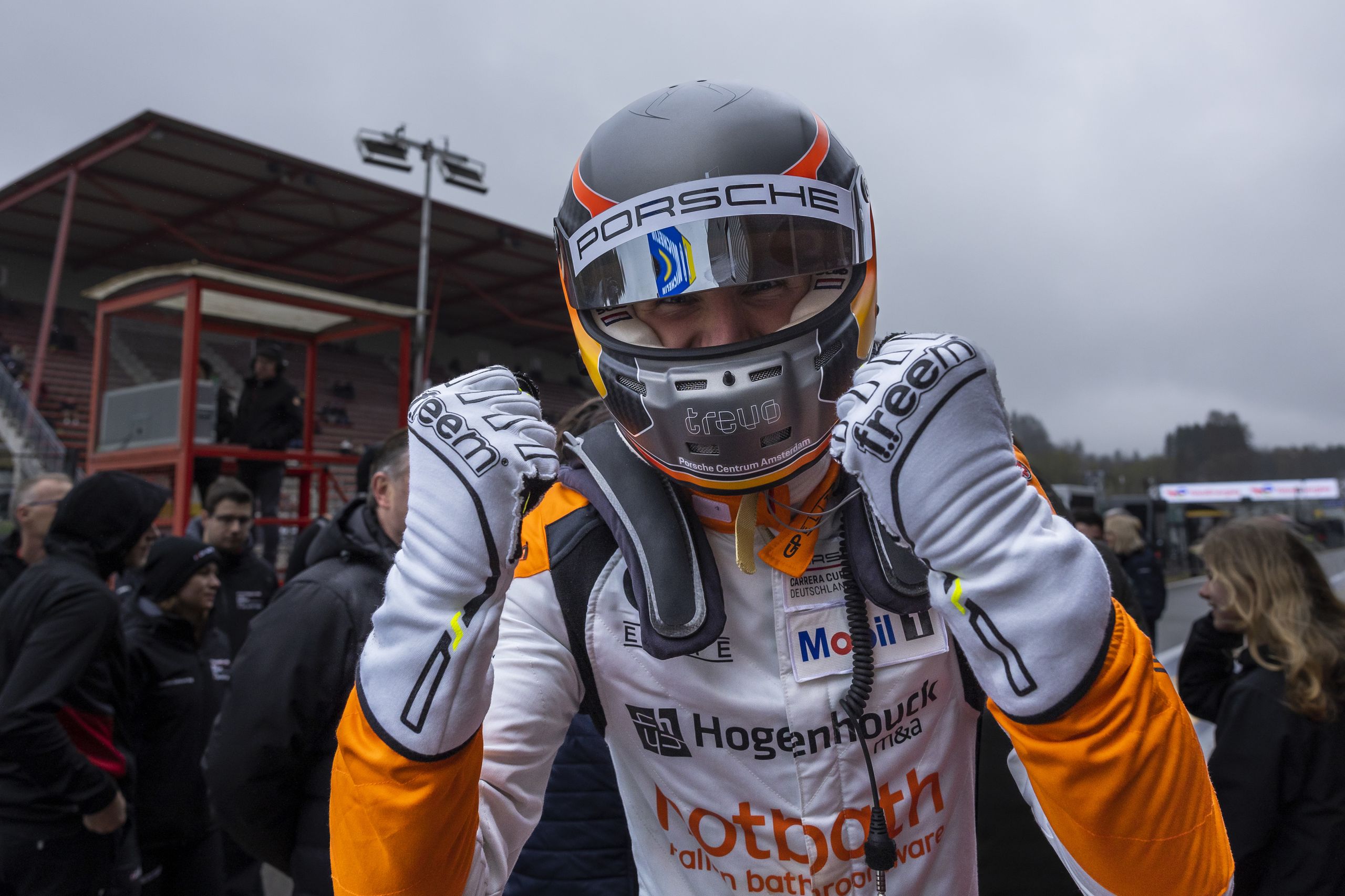 Drei Autos fahren im Kreis